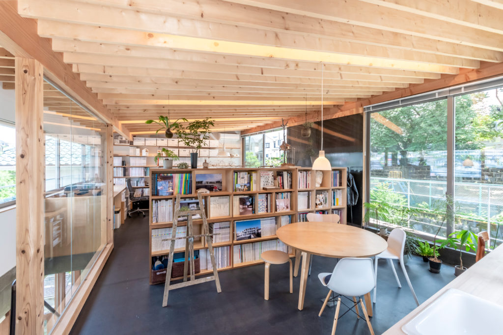 丘の途中に立つ家開放的で庭の一部のようなコンクリート造の空間に住む | Architecture | 100%LiFE-17