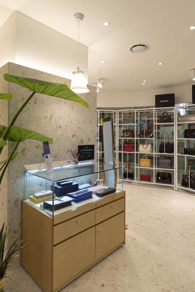 简约高雅的奢侈品门店设计-6