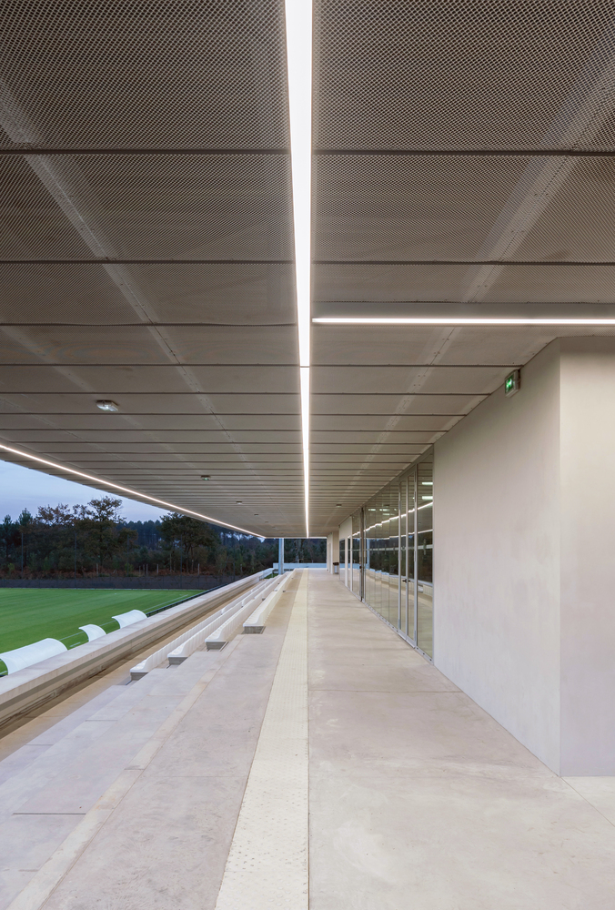 法国圣保罗勒达克体育广场·绿色景观中的多功能运动空间-49