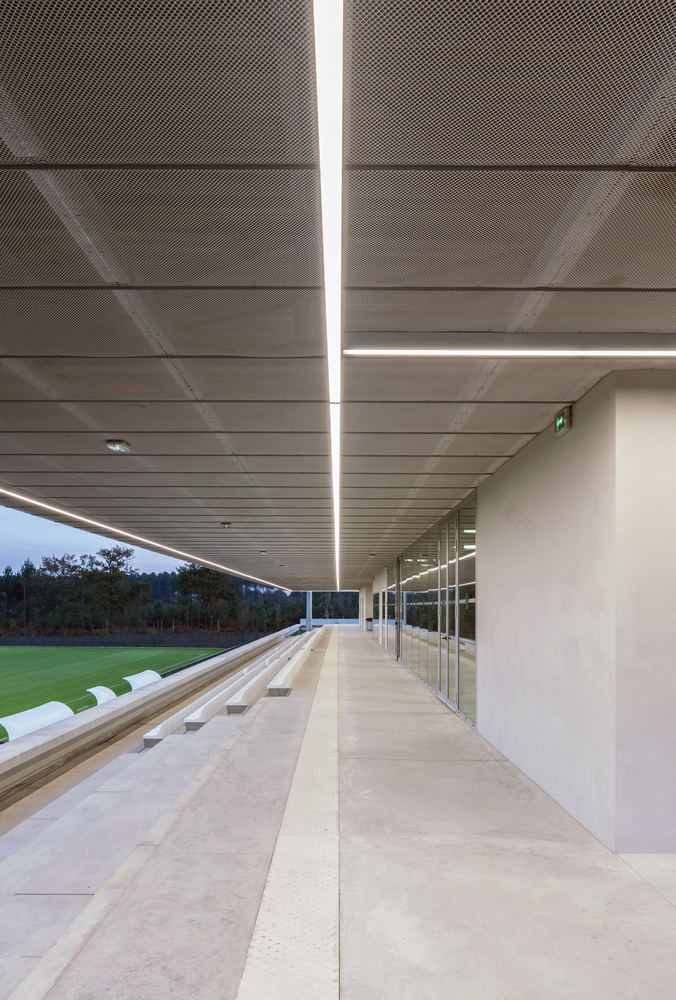 法国圣保罗勒达克体育广场·绿色景观中的多功能运动空间-49