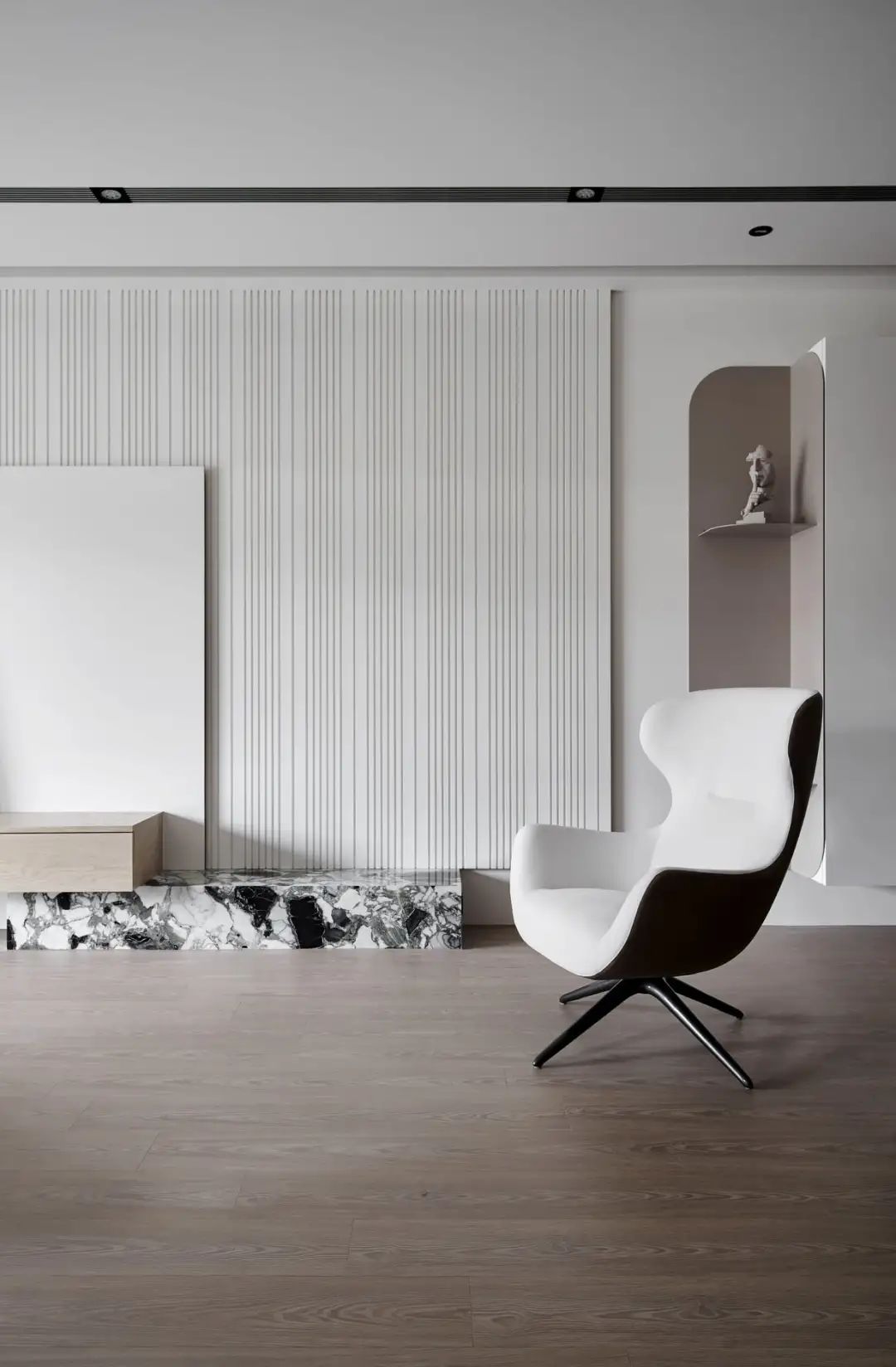 奶油色与白的优雅碰撞,岳蒙最新作品诠释空间魅力-11