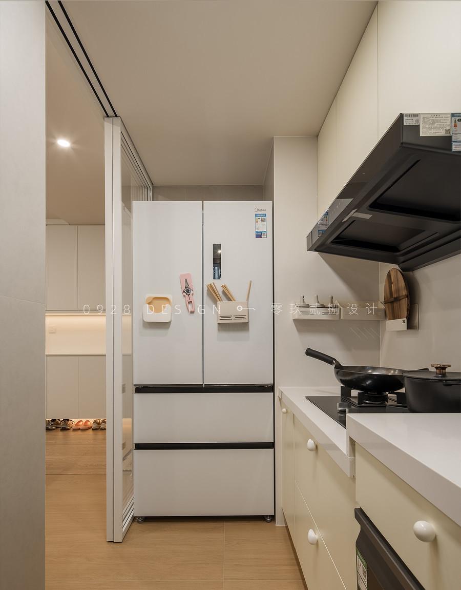 在干净的空间里，加入一点有趣的颜色-60