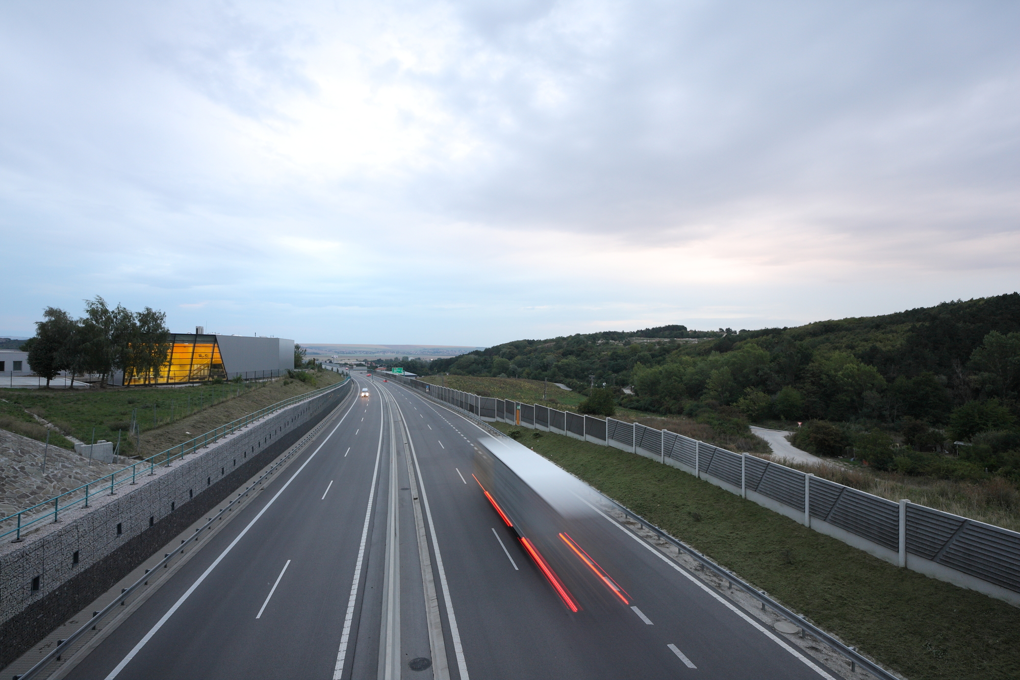 高速公路旁的透明办公建筑-12