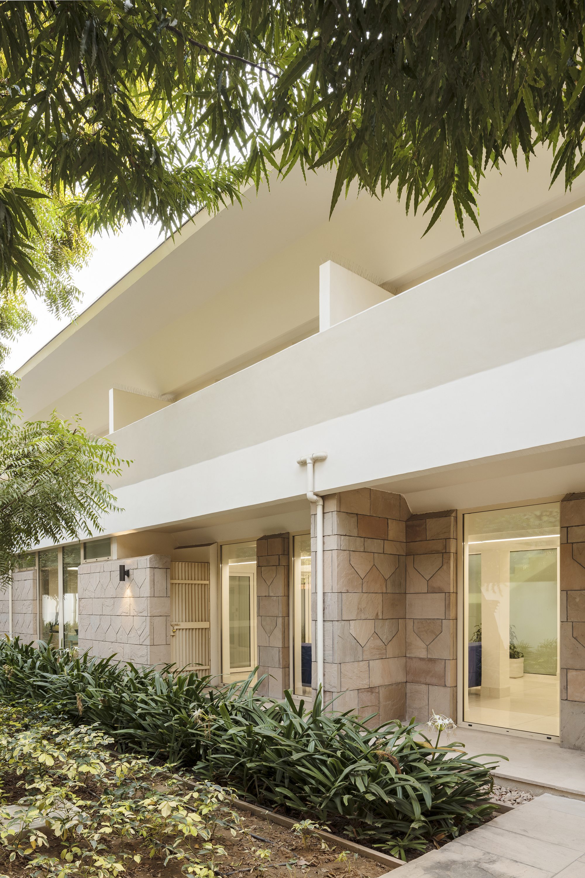 ALA Architects 巧手回春：芬蘭駐印度大使館的修復工程，尊重並延續 Reima 和 Raili Pietilä 原始設計，結合現代化設施與在地元素，讓歷史建築重現光彩 | FAM-13