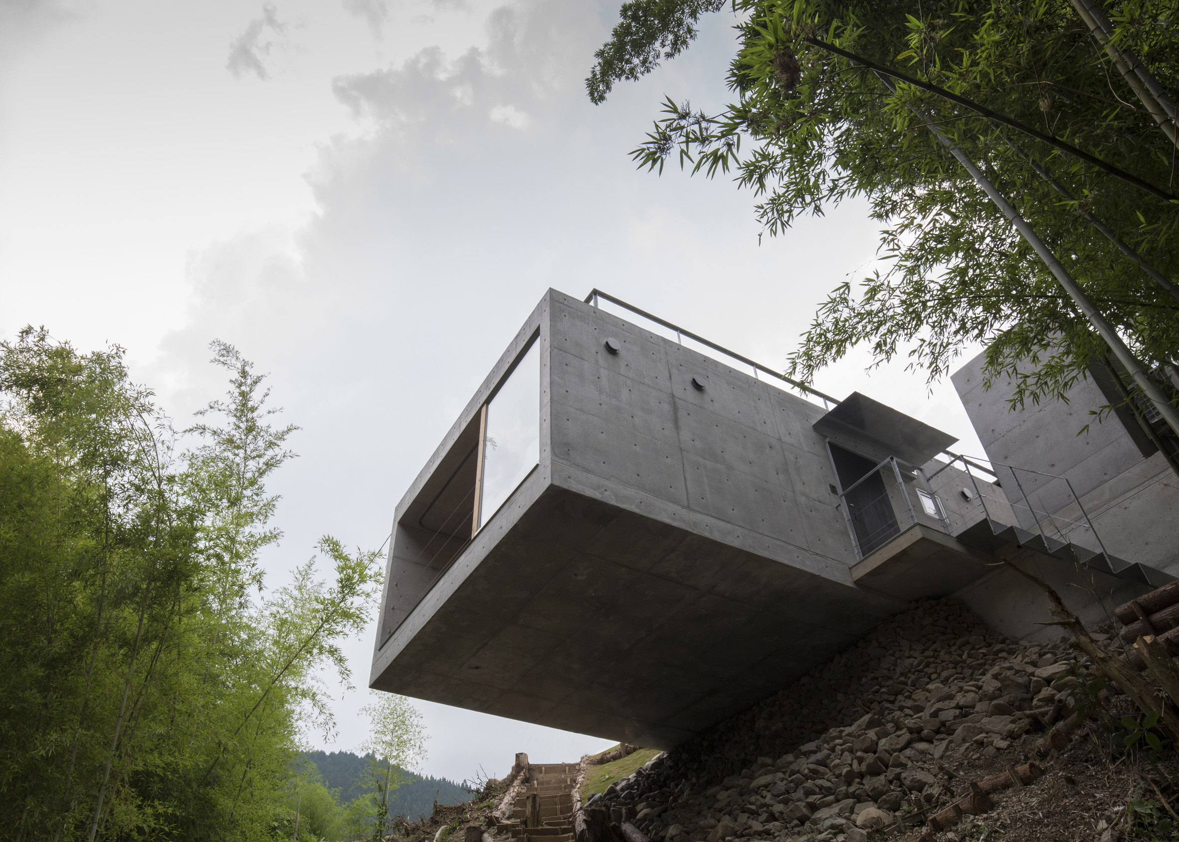 Holiday home by Masato Sekiya cantilevers over a cliff edge in Nara Prefecture-6
