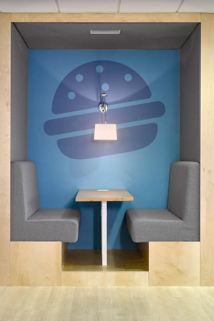 灵活办公空间,美食公司 Dáme jídlo 的年轻创意设计-32