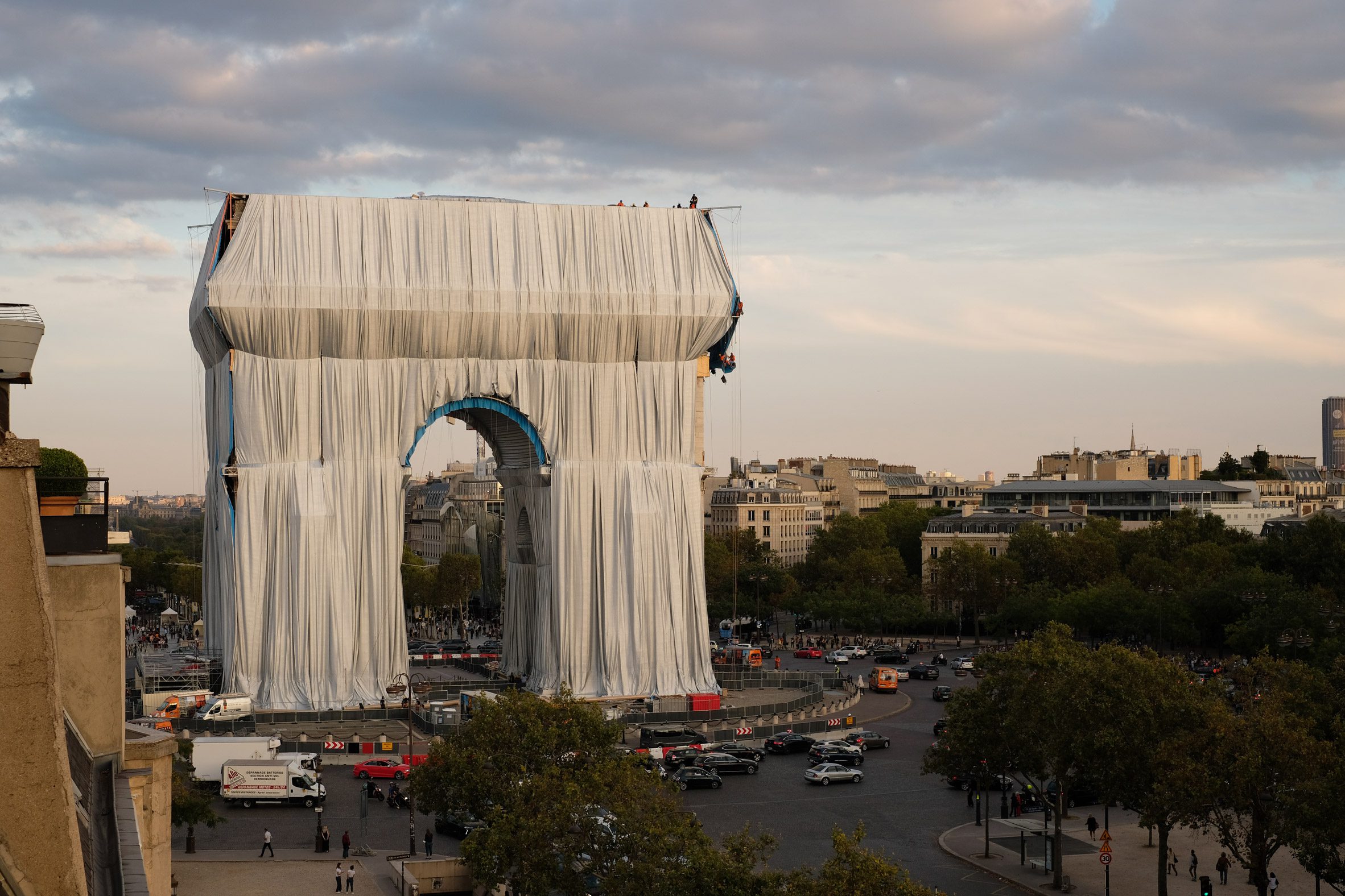 巴黎 Arc de Triomphe 缠绕艺术装置 | Christo 和 Jeanne-Claude 的遗作惊艳亮相-21