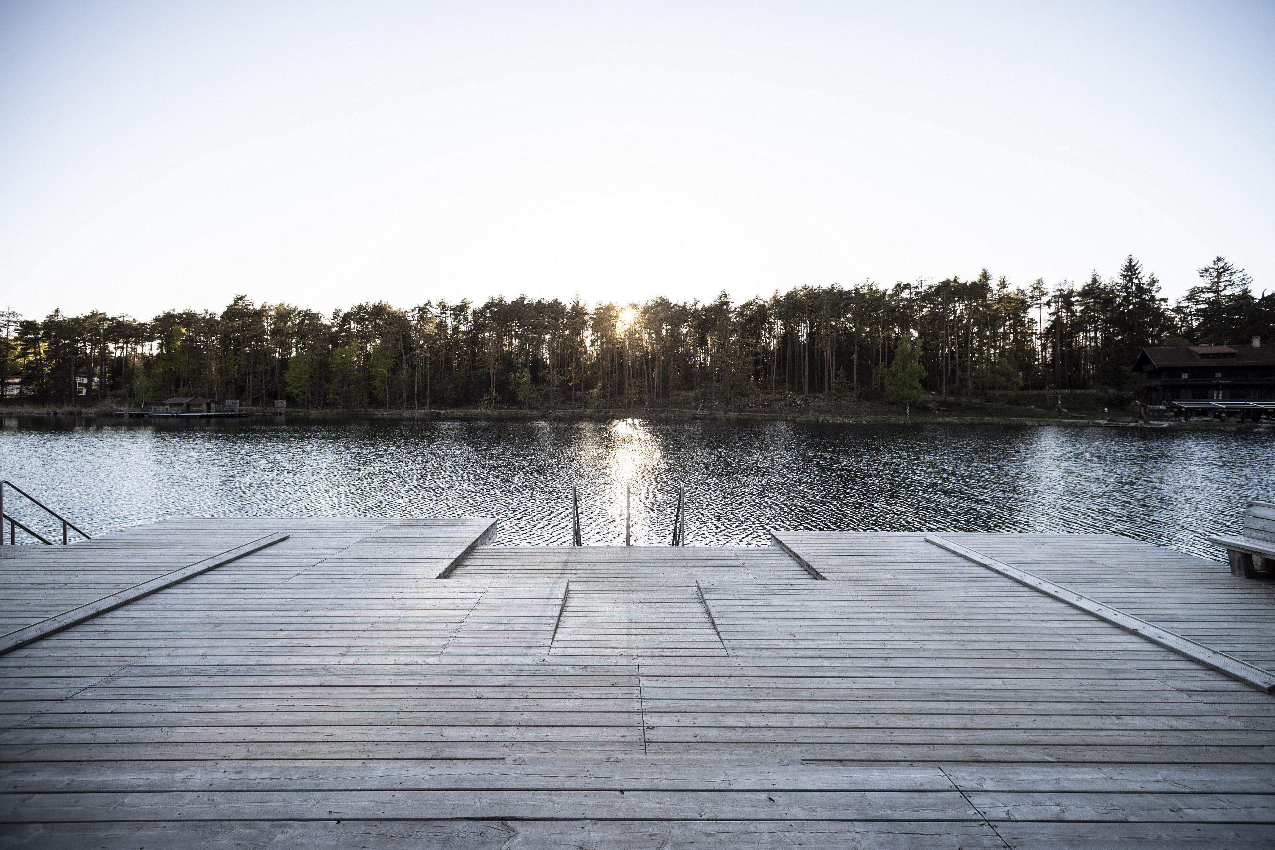 湖边休闲建筑，自然与设计的和谐融合-17