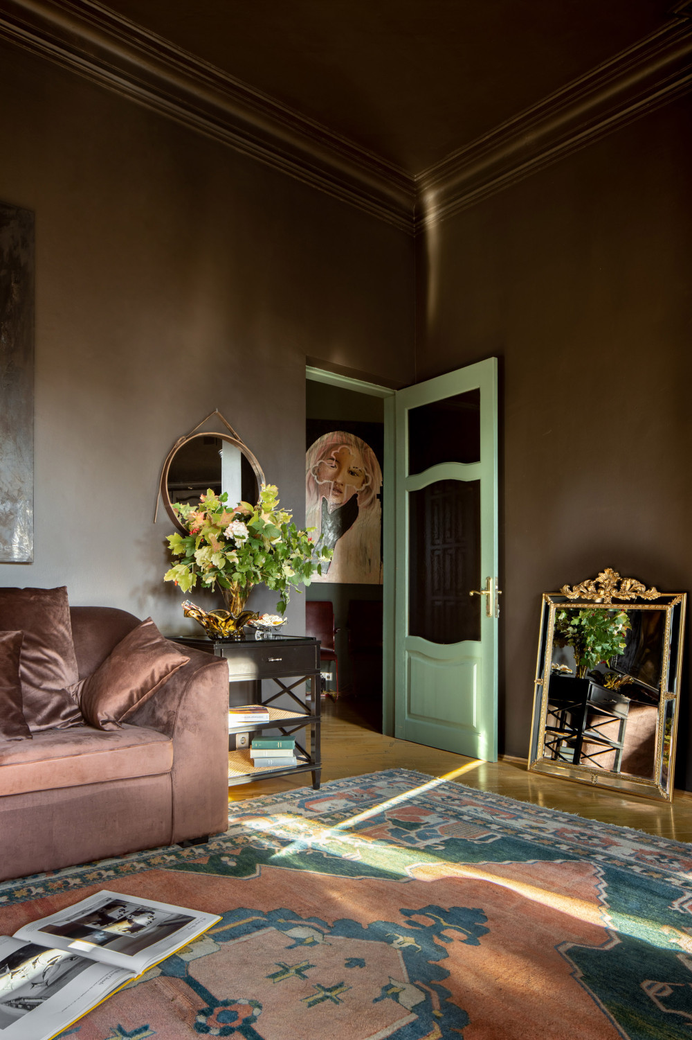 乌克兰历史公寓，古董家具打造精致闺房风格-9