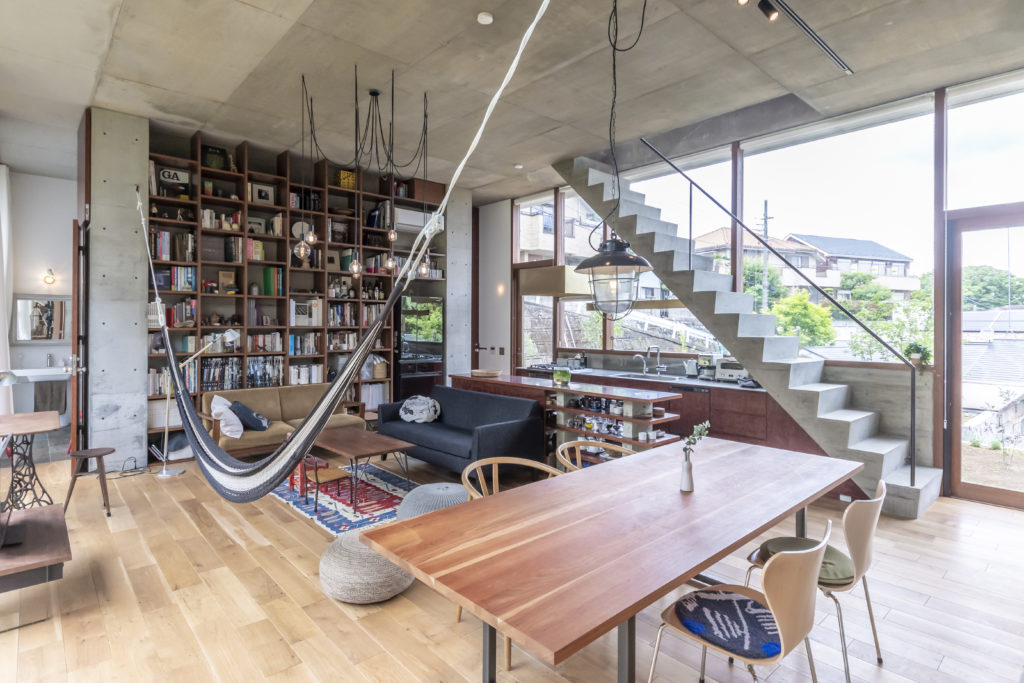 丘の途中に立つ家開放的で庭の一部のようなコンクリート造の空間に住む | Architecture | 100%LiFE-2