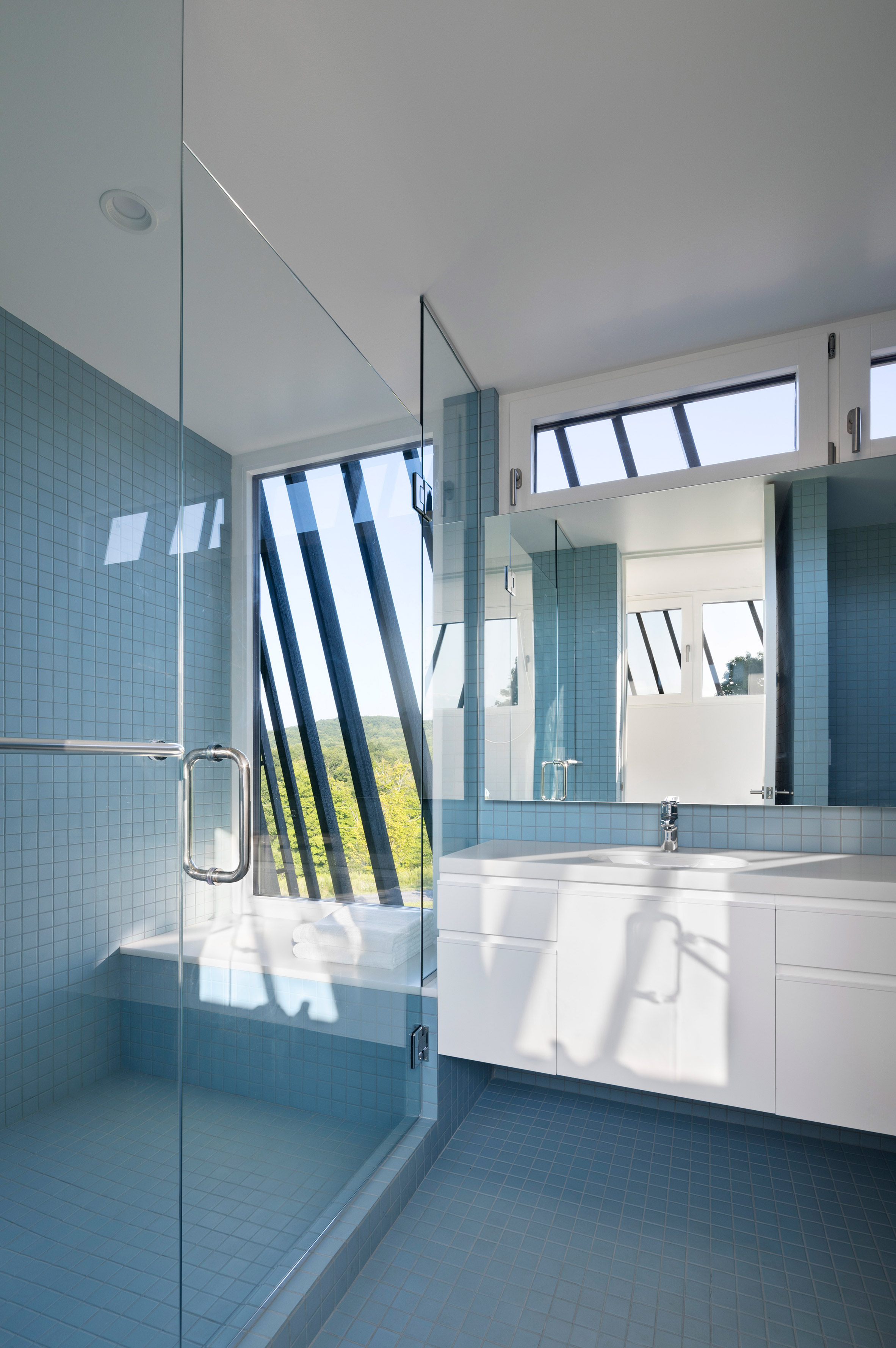 A/O builds slanted black holiday home in Hudson Valley-19