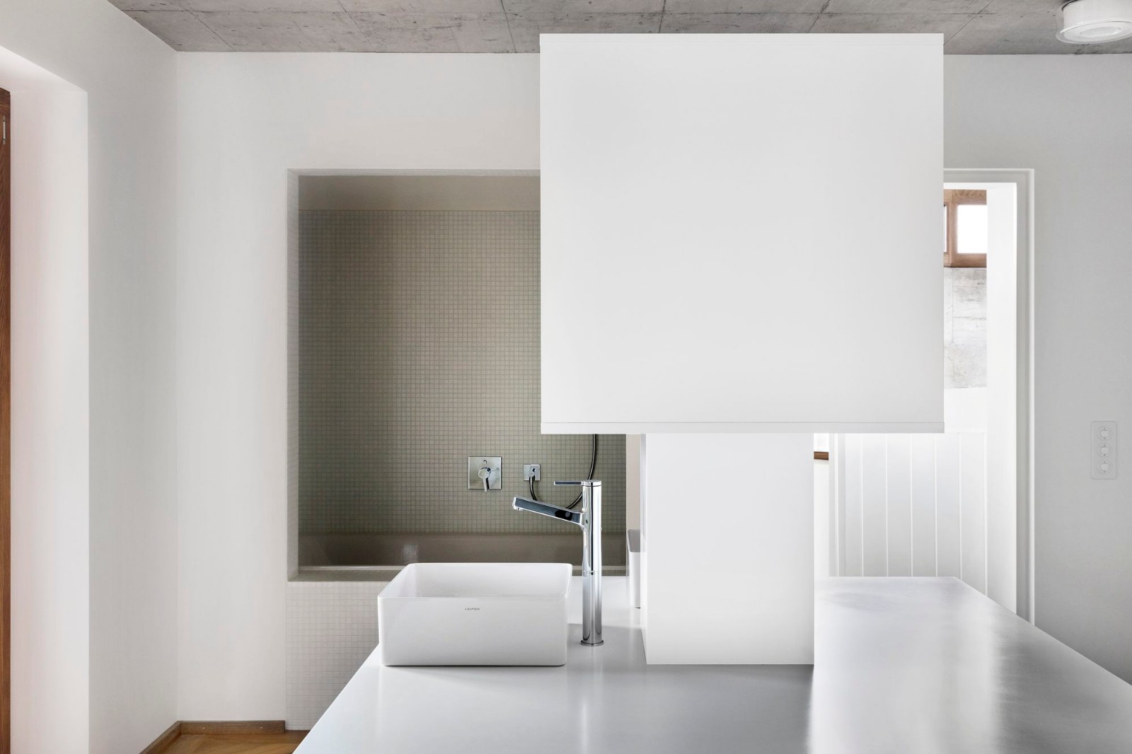 瑞士斜坡上的方形平台极简住宅-10