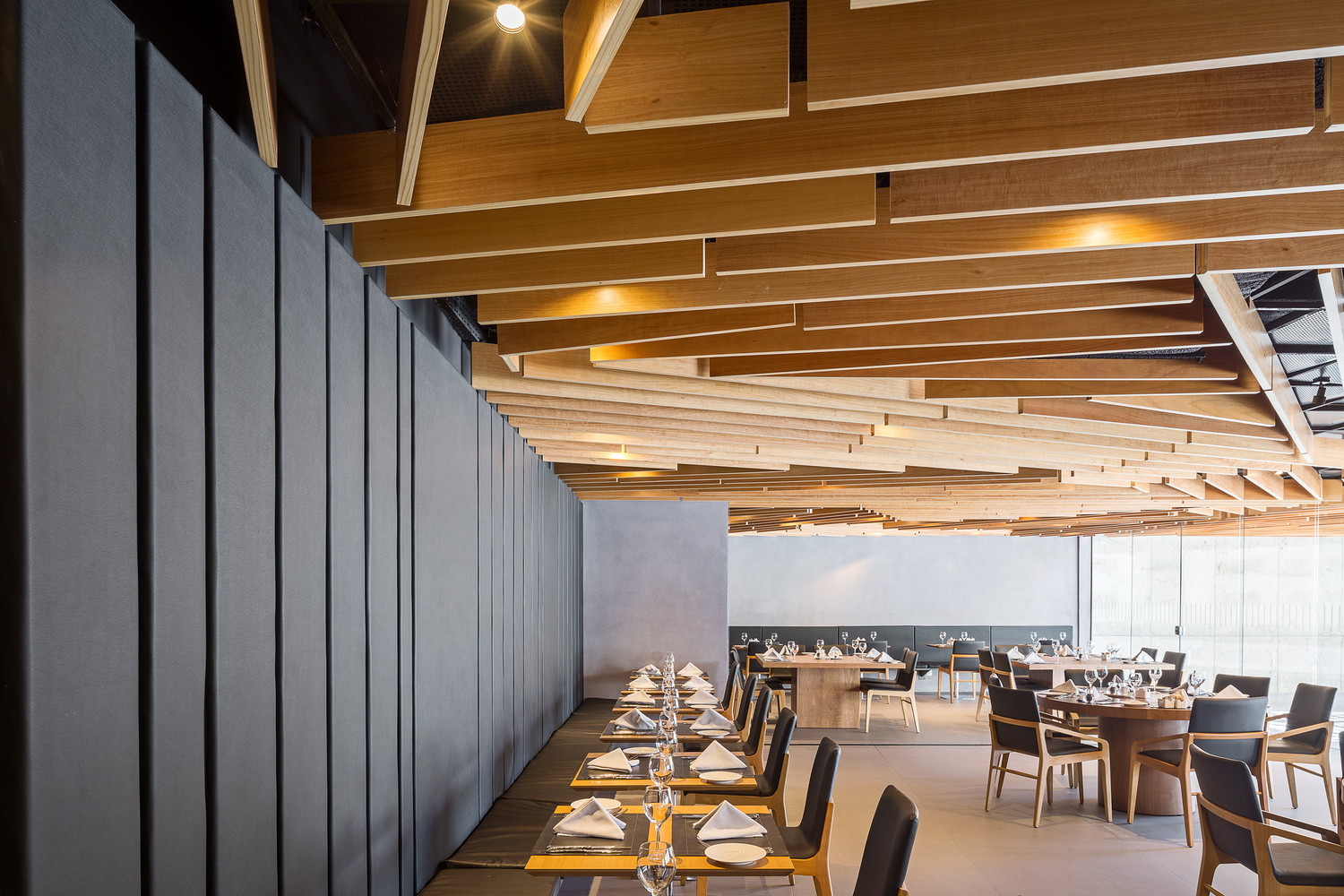 巴西 Norton 餐厅的悬浮木质天花板设计-40