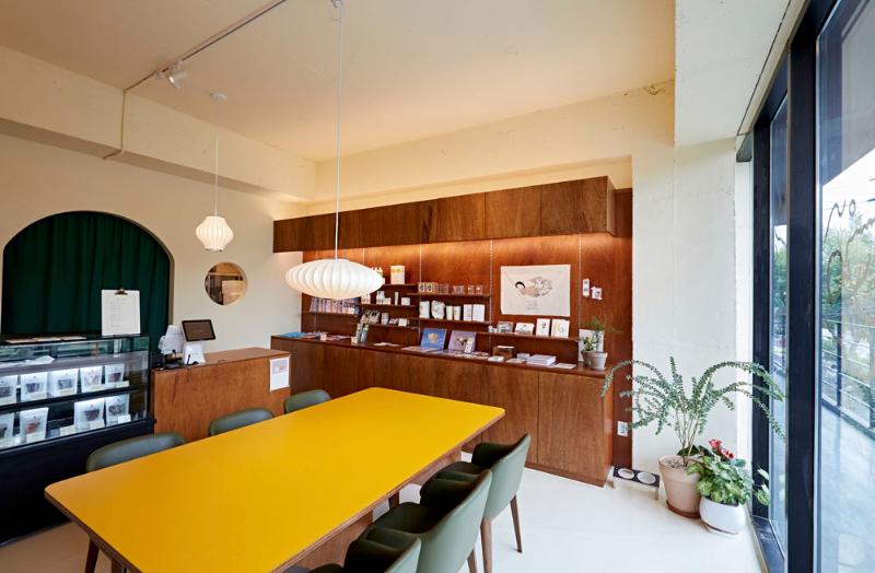 黄色桌点亮的 20 平米宠物食品店-4