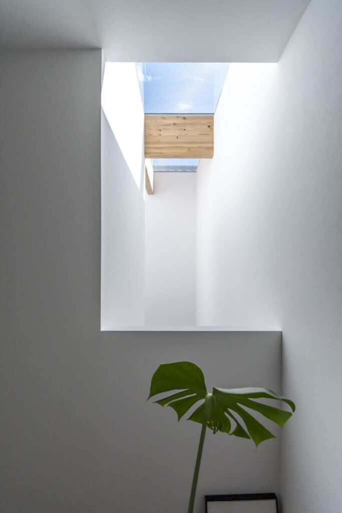 気軽に外と行き来できる鍵形の家　外へと開いた明るい空間で暮らす | Architecture | 100%LiFE-7