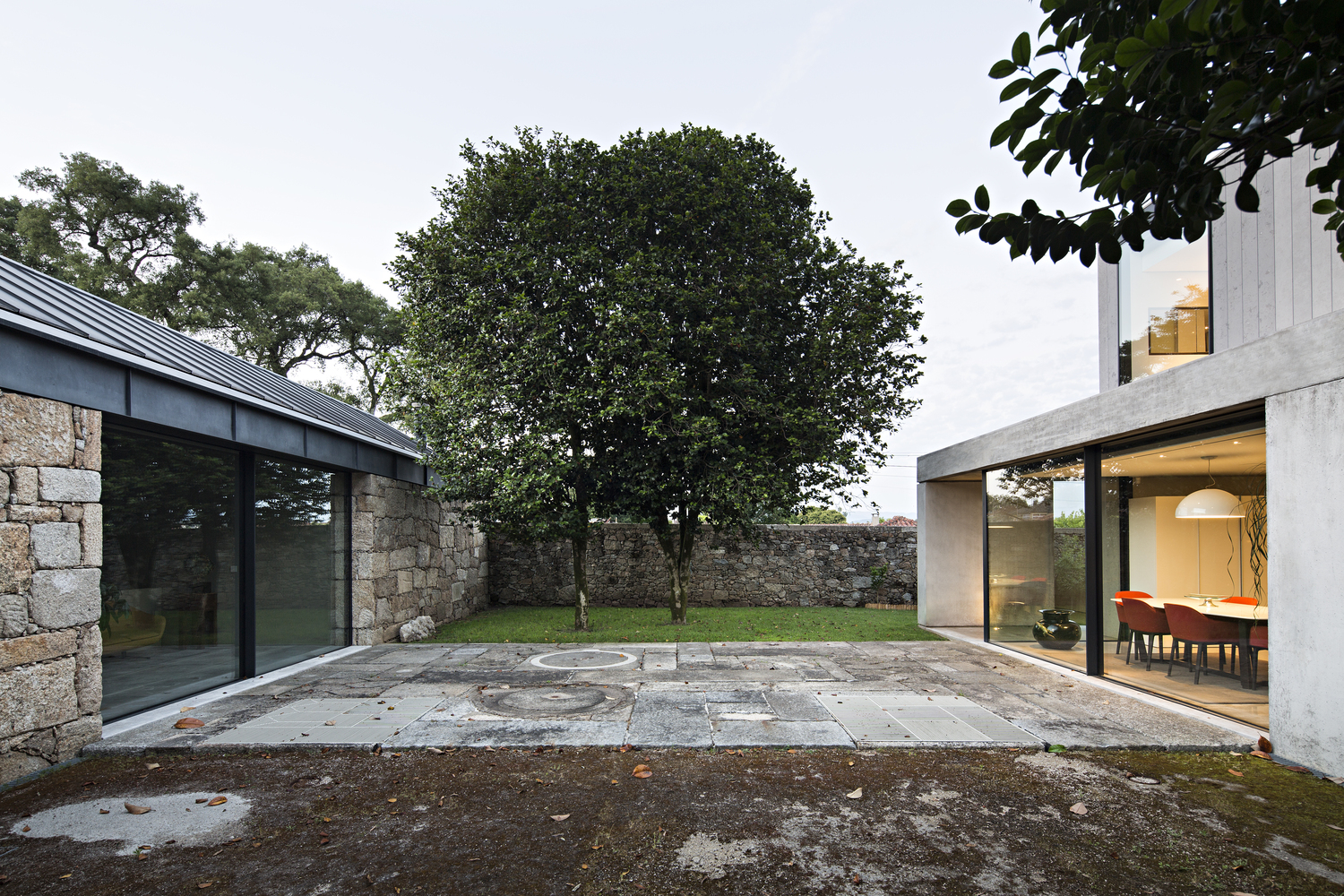 葡萄牙 Soutelo 乡村别墅 | 和谐融入自然的室内设计-12