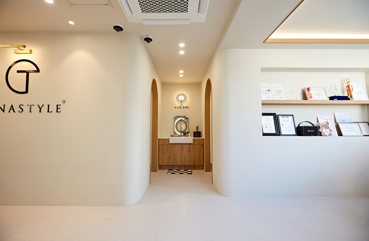 白色与木质的简约时尚，15 平米小空间的视觉扩大设计-2