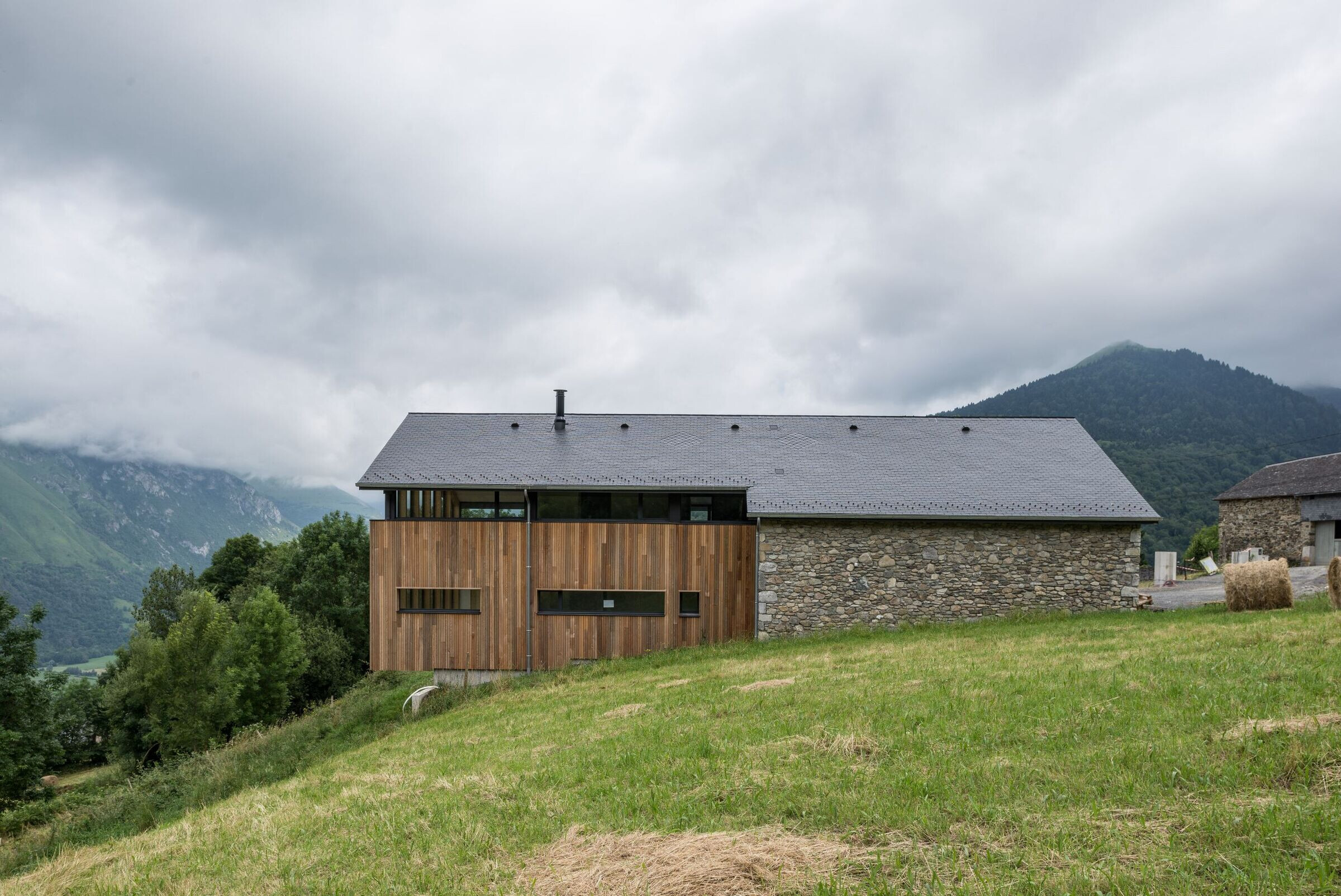 融合自然的法国比利牛斯山脉生物气候住宅-16