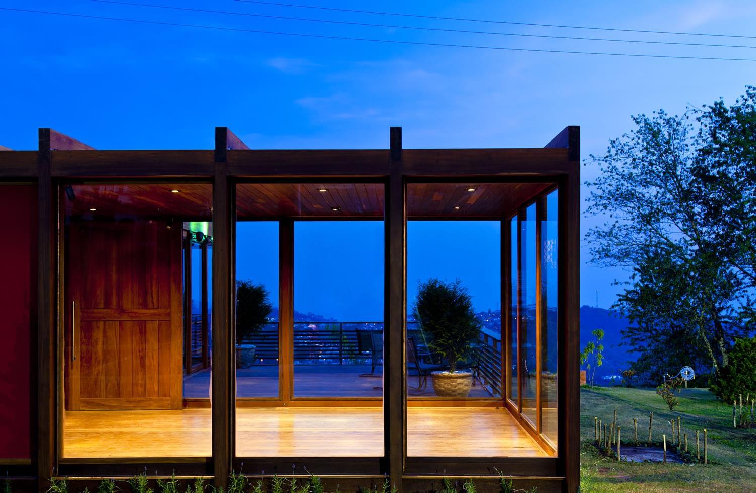 巴西 Campos de Jordão 的透明图书馆咖啡厅-11