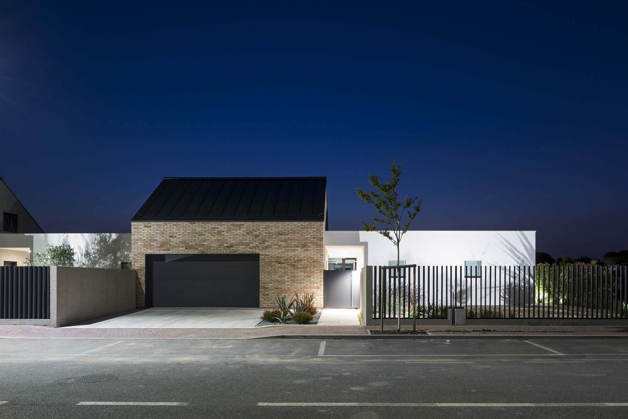 现代简约风格别墅设计,融入自然与私密空间-13