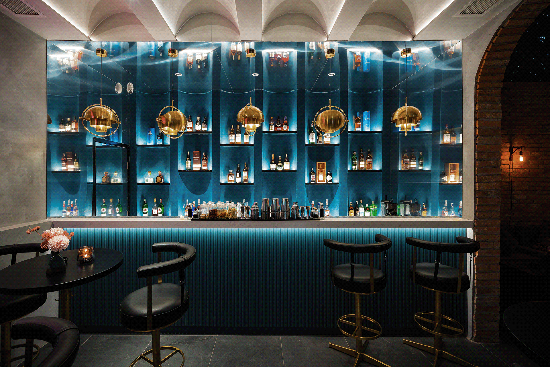 FRIDAYS BAR 室内外照片丨越南河内丨DTA 工作室-9