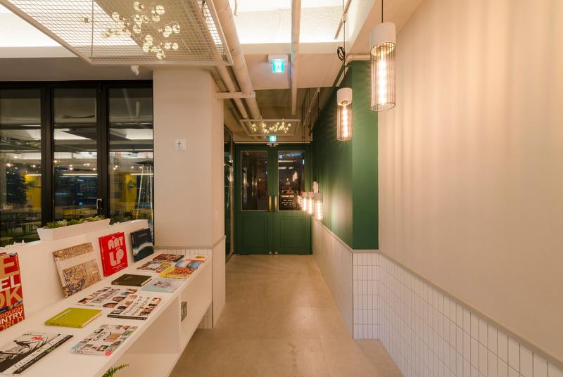 彩色点睛的北欧风格咖啡厅与 loop top 休闲空间-6