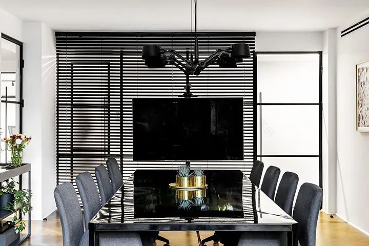 特拉维夫公寓改造,Qumra Capital 办公室的黑白极简魅力-32