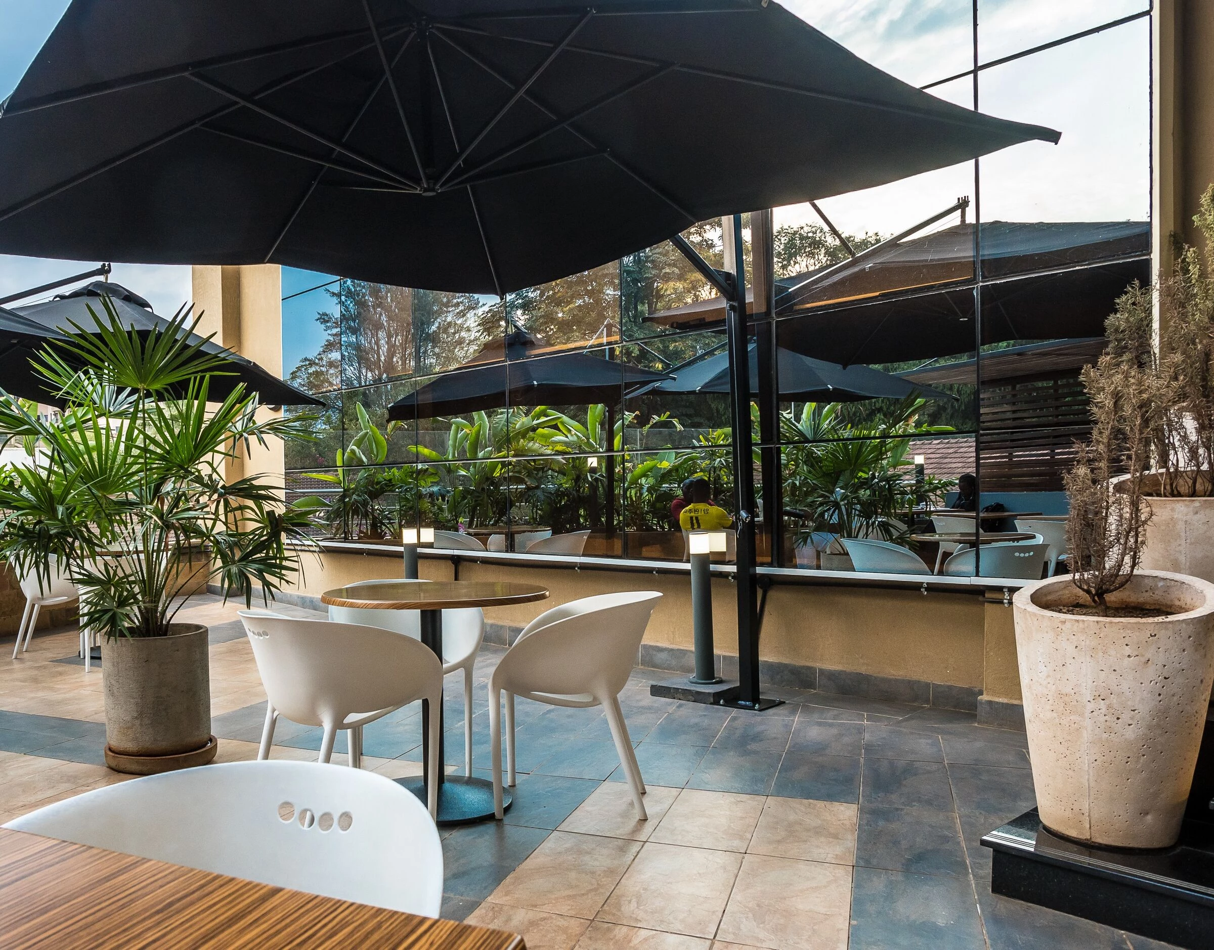 纽约风格餐厅设计，展现红砖、皮革与黑白的魅力-43