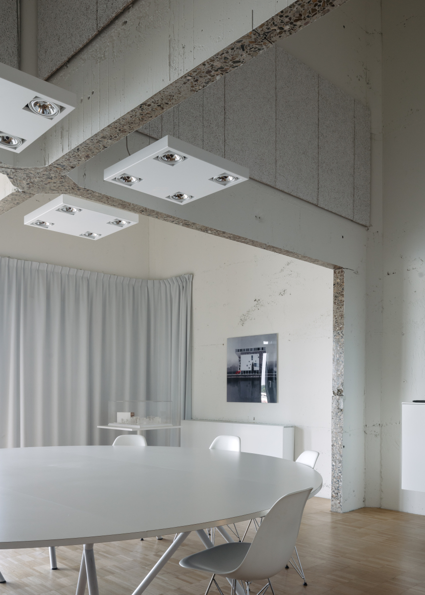 De Silo 可音译为 德·西洛 但若它在特定语境中有专业含义，需要更多背景信息才能精准翻译 丨比利时丨a2o-30