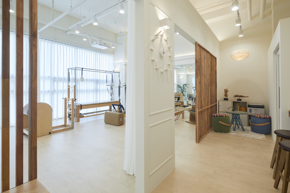 20 平米现代白色木纹健身房室内设计案例-8