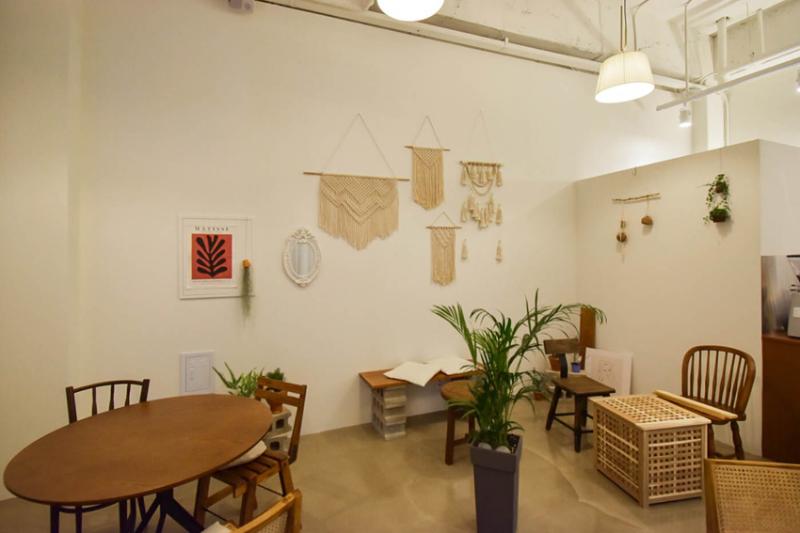 温暖 14 坪的“白色&木质”咖啡馆设计-8