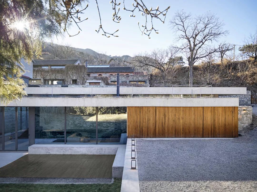 长城脚下旧仓库新生,石墙木屋打造自然宜居空间-10