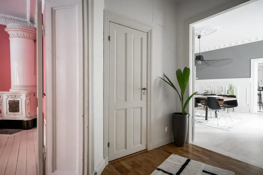 19 世纪瑞典公寓的柔和对比设计-9