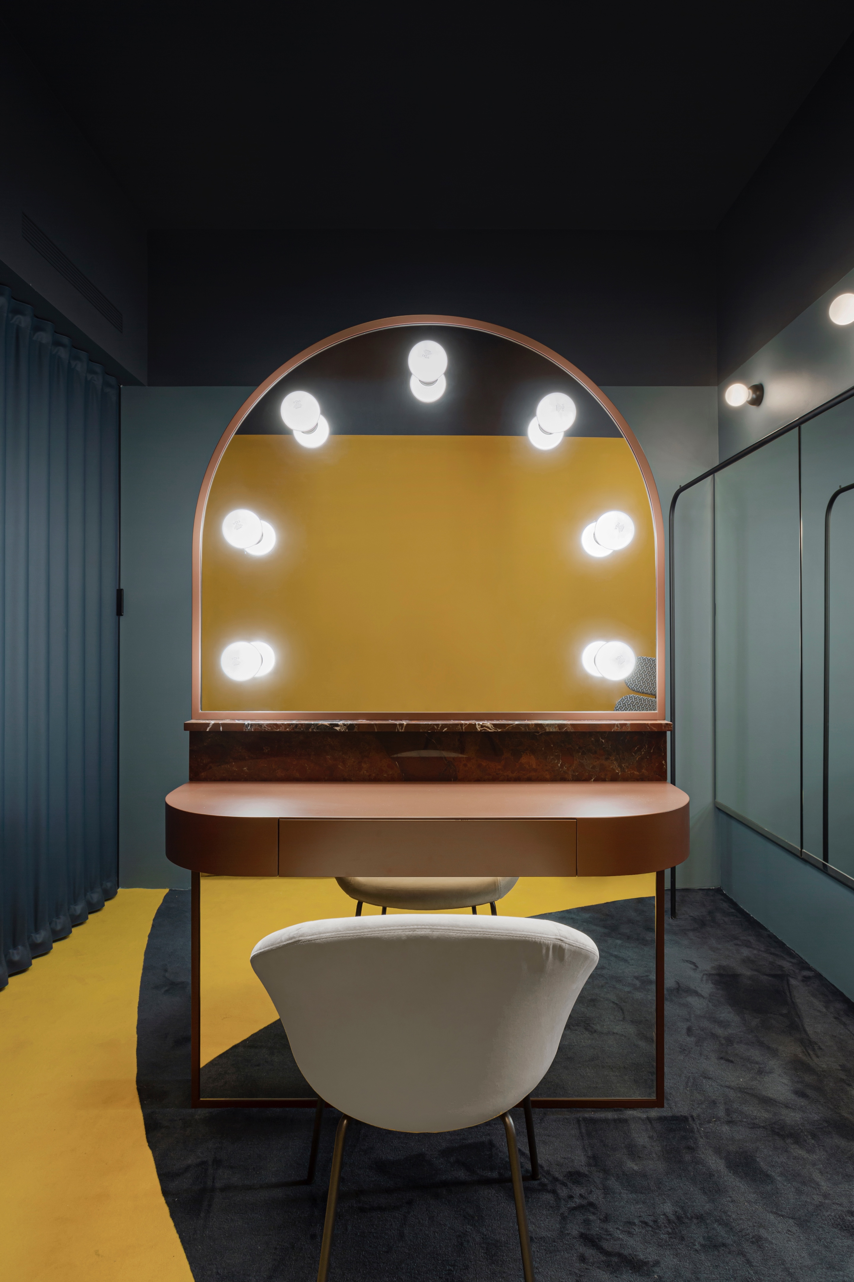 色彩鲜明的剧场化妆间设计-8