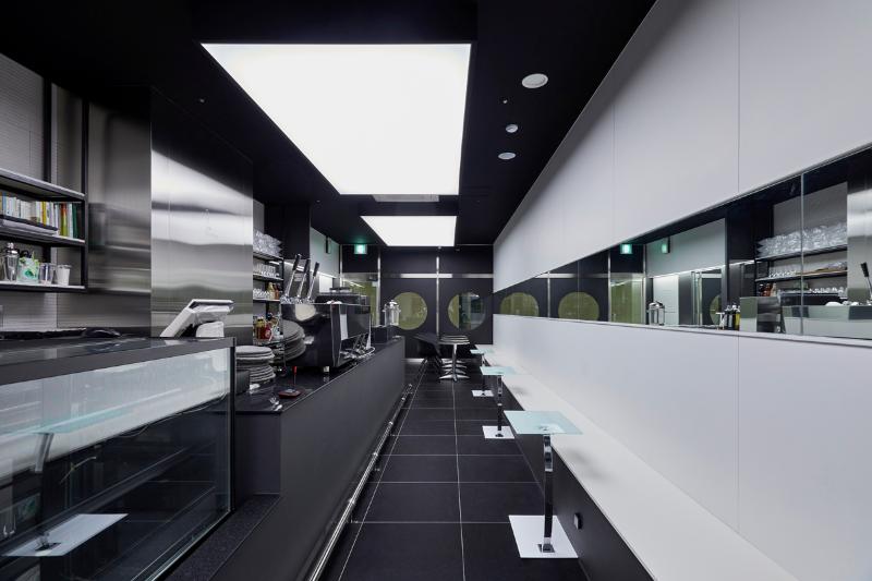 现代黑白灰 18 平米咖啡厅室内设计案例-3