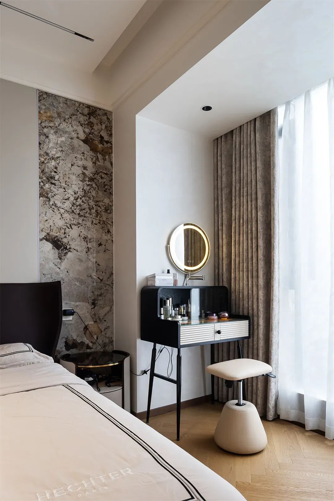 深圳30万打造180平深灰现代简约风教科书！无主灯+原木大理石客厅封神-36