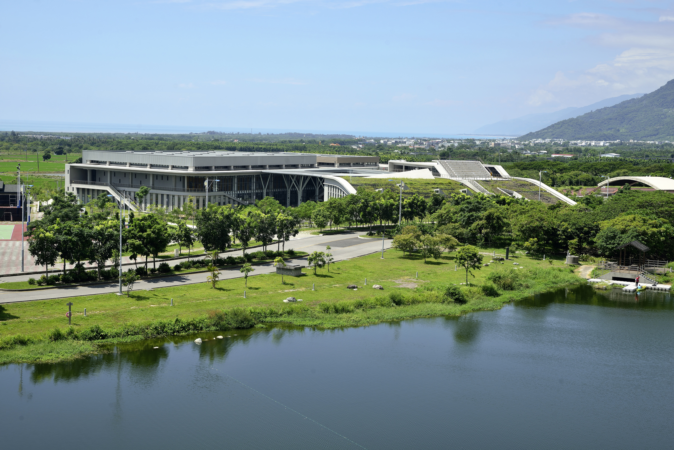 国立台东大学学生会与体育中心·绿色浮动庭院空间-0