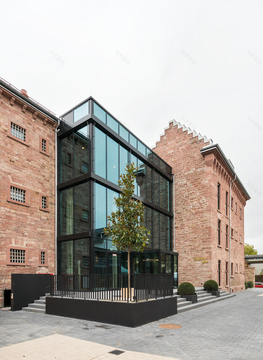 发现监狱的奢侈和自由-1