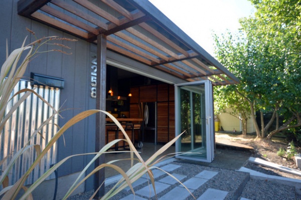 My Houzz: Couple's Two-Car Garage Becomes Their Chic New Home  -  Decor Ideas-16