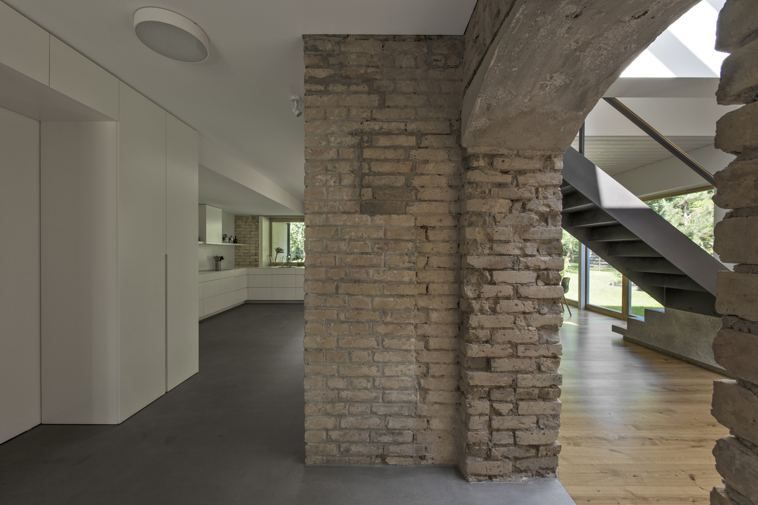 松树林中的现代住宅-38