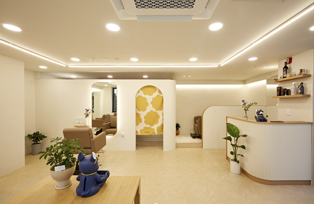 12 平米美妆室的现代白色风格设计-6