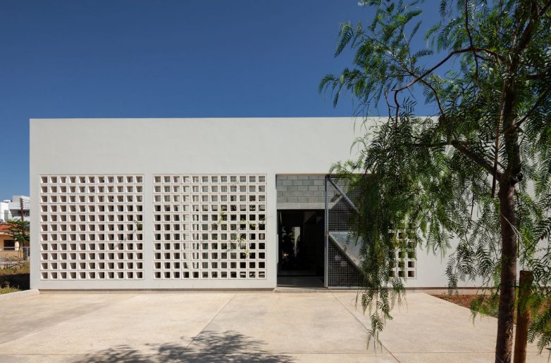 带四个花园藏于混凝土砌块后的住宅丨塞浦路斯尼科西亚丨draftworks architects-34