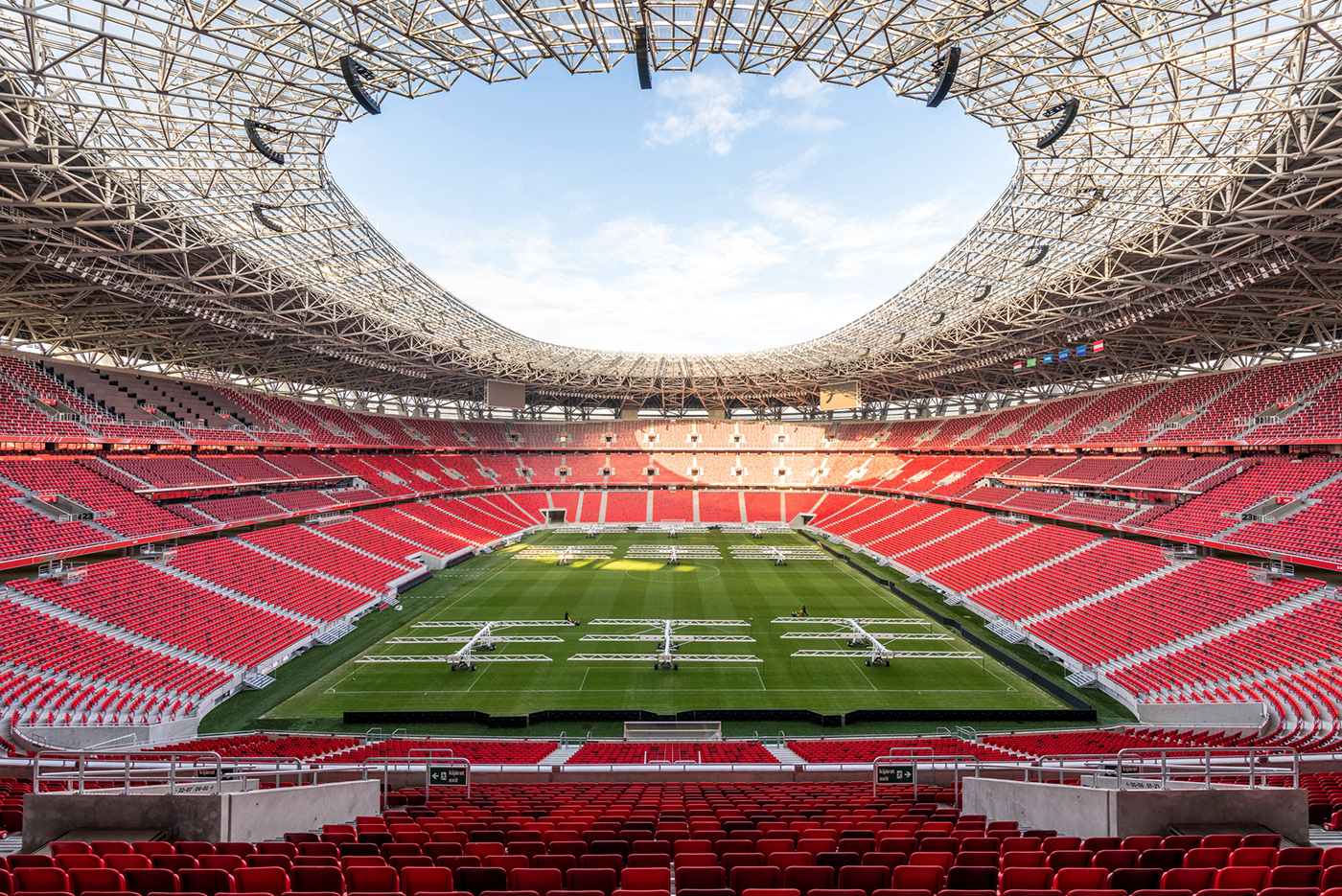 匈牙利体育馆空荡荡的看台-3