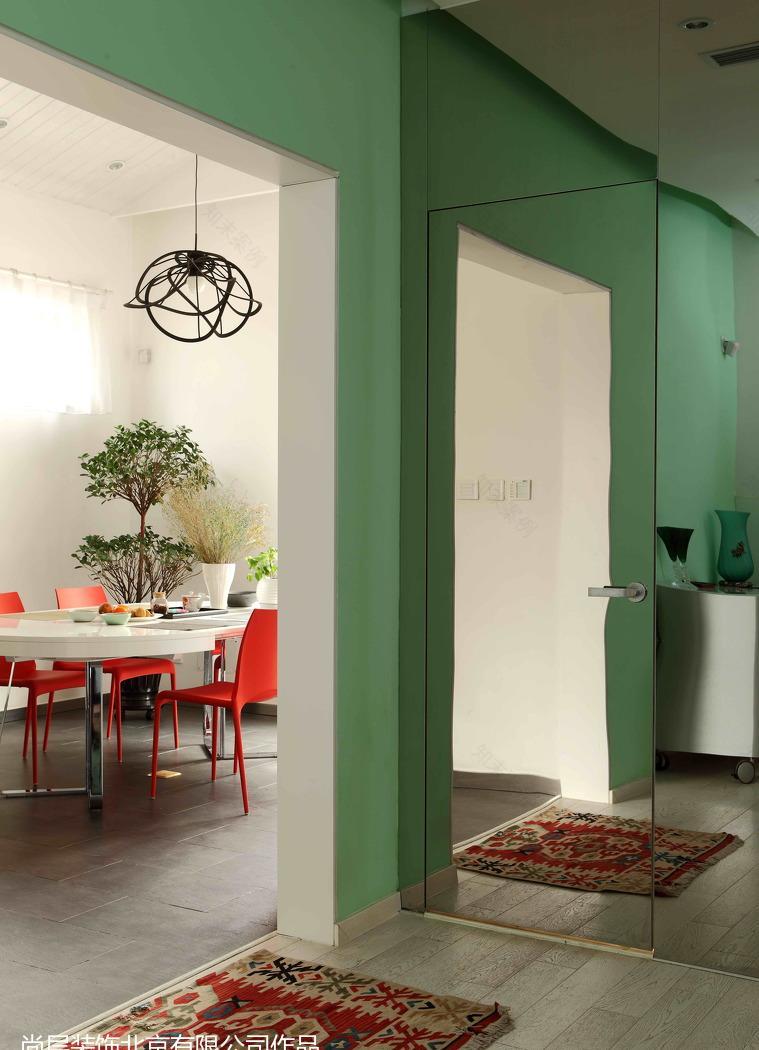 别处生活 | 白桌红椅的餐区与采光下沉庭院-18