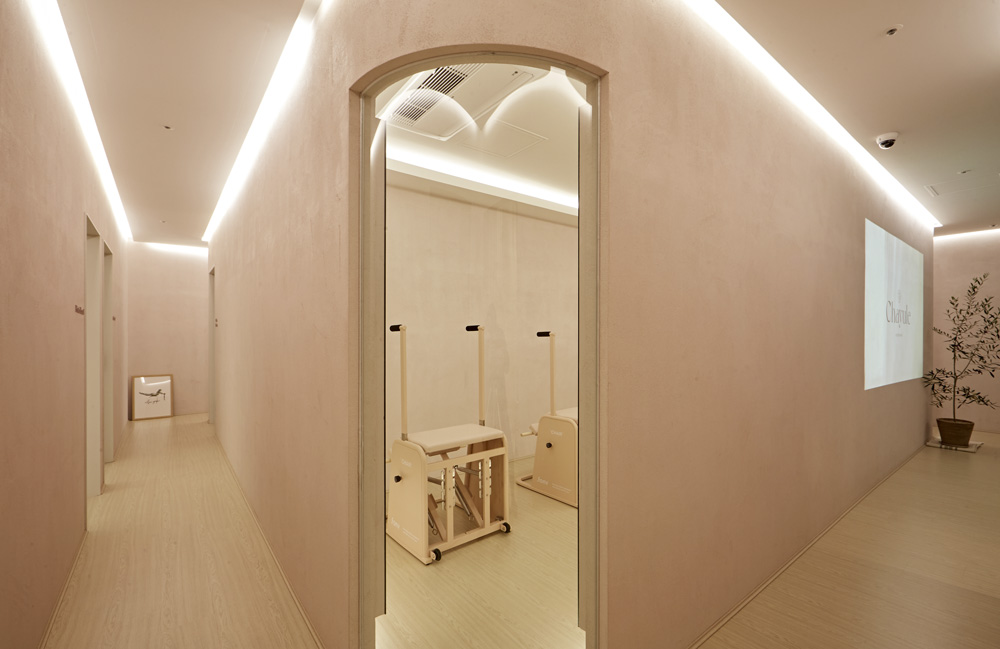 菲拉格慕餐厅的粉色调设计-6