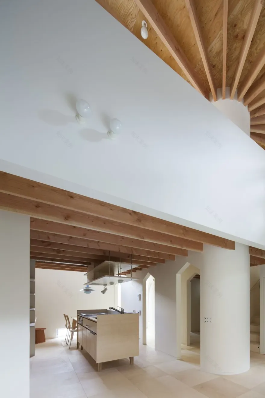 大阪方形住宅中的宁静与活力空间-11