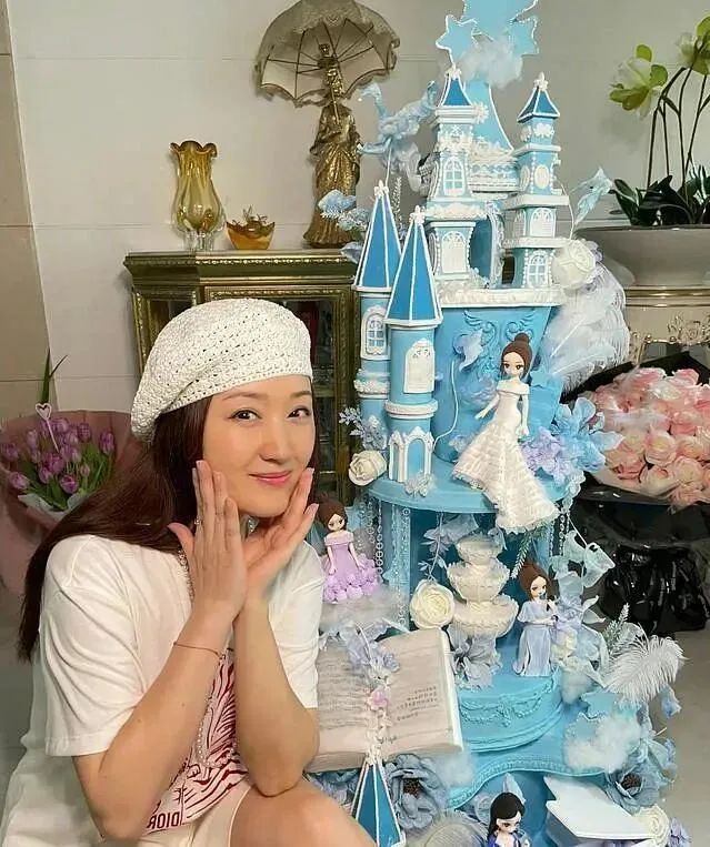 52 岁杨钰莹的 “豪宅” 火了，一个人，养花种菜，与狗相伴，治愈了很多人-5