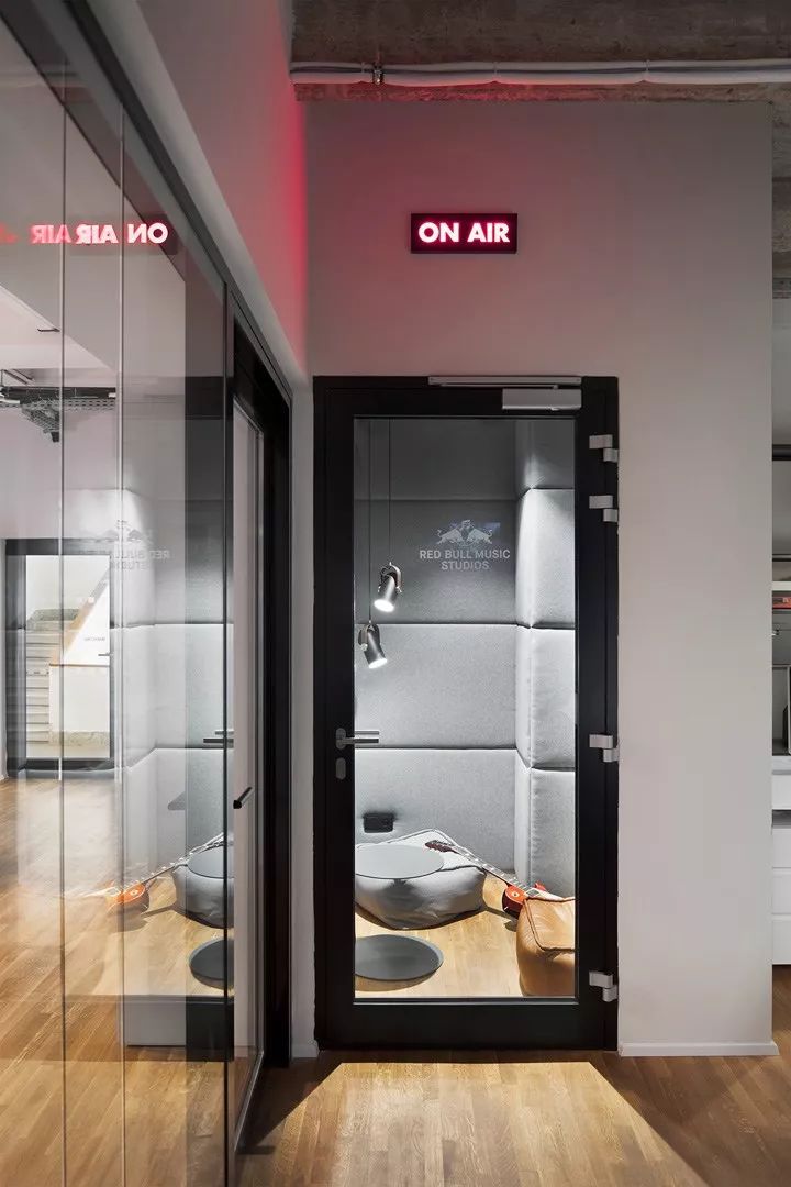 红牛布拉格办公室 | 极简工业风的千禧社区-15