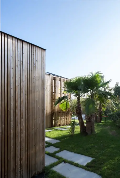 夜晚如童话般的玻璃山建筑-7