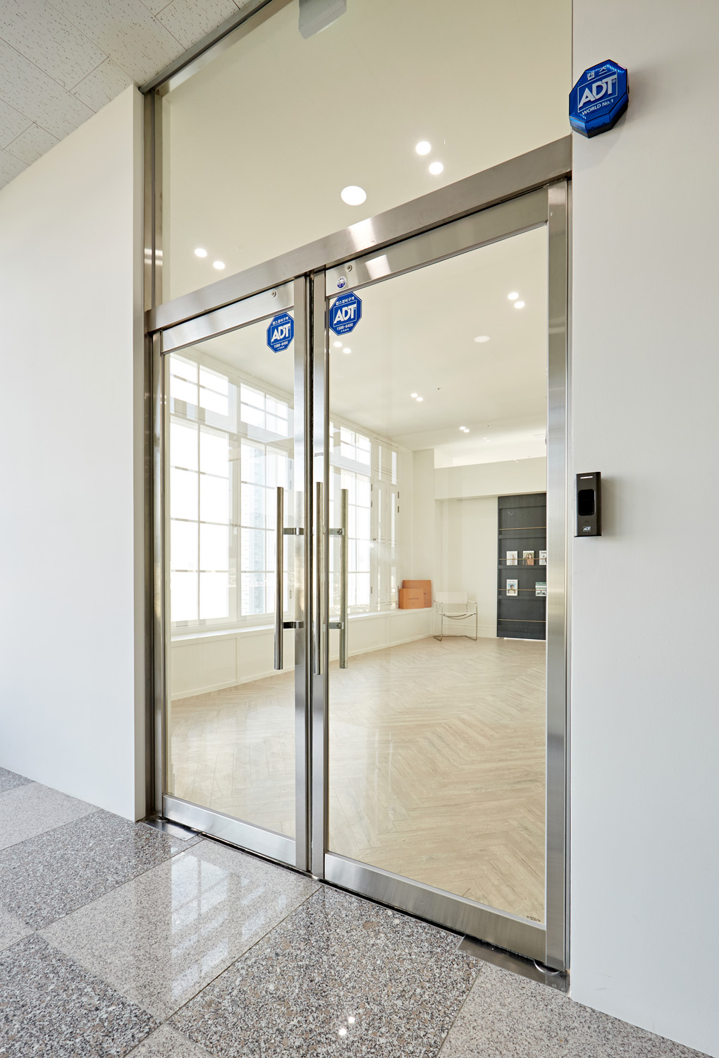 白色调办公空间，极简主义的完美诠释-16